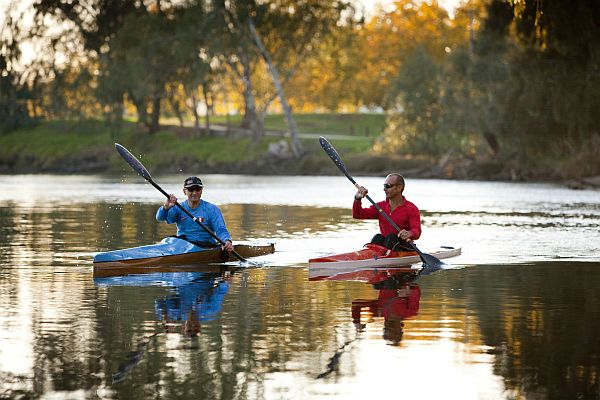 Rowers at Noreuil Park, Albury