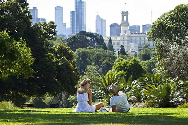 Couple relaxing in Royal Botanic Gardens